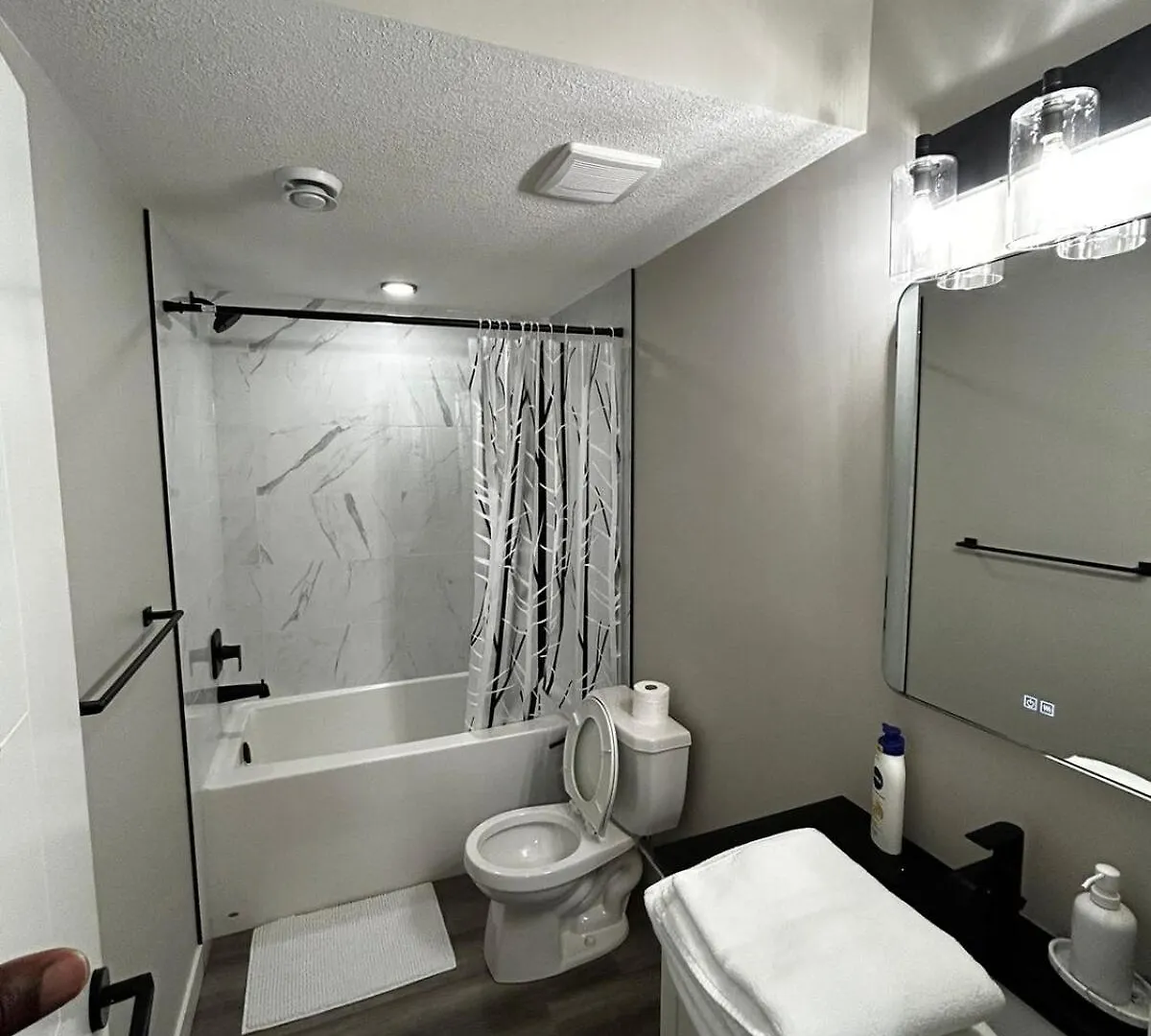 Entire 2 Ensuite Bedrooms In A Basement Эдмонтон Канада